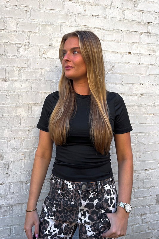Noellas Julia T-Shirt Black. Køb T-shirts / Toppe hos www.noellafashion.dk