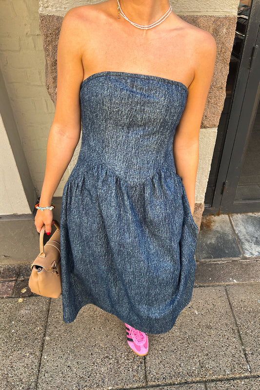 Noellas Jacklyn Dress Blue Snow Wash. Køb Kjoler hos www.noellafashion.dk