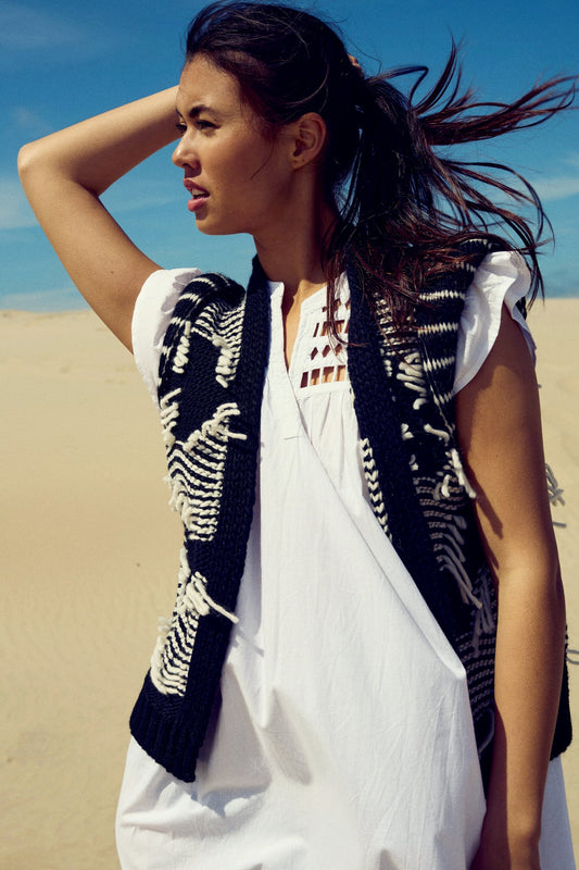 Noellas Kanani Knit Vest Black White Combo. Køb Veste hos www.noellafashion.dk