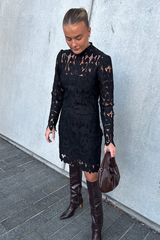 Noellas Karletta Dress Black. Køb Kjoler hos www.noellafashion.dk