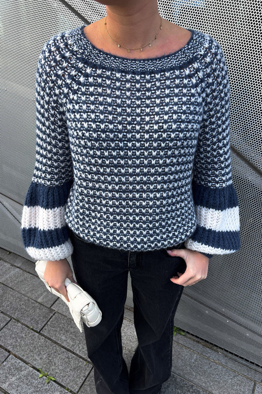 Noellas Kimba Knit Navy Blue/Ivory Mix. Køb Striktrøjer hos www.noellafashion.dk