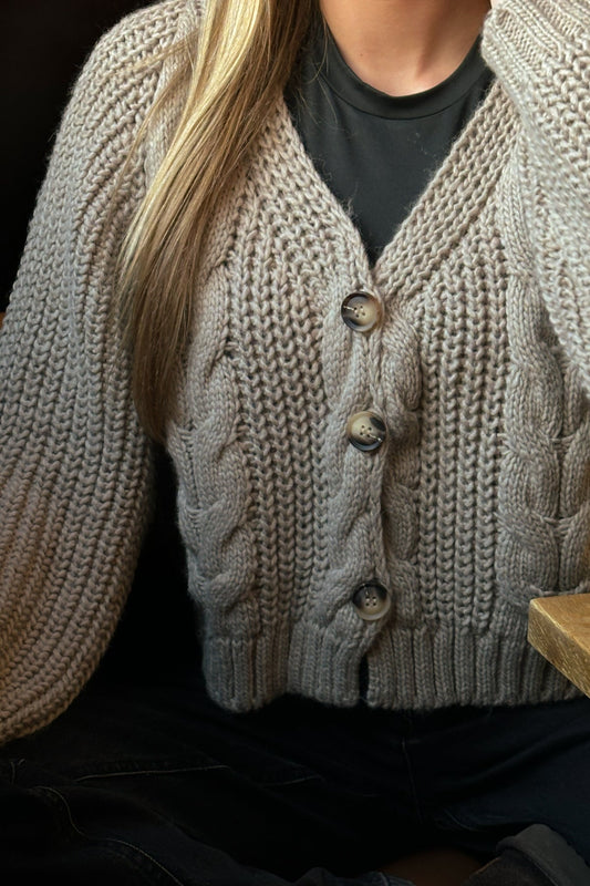 Noellas Kini Knit Sand. Køb Cardigans hos www.noellafashion.dk