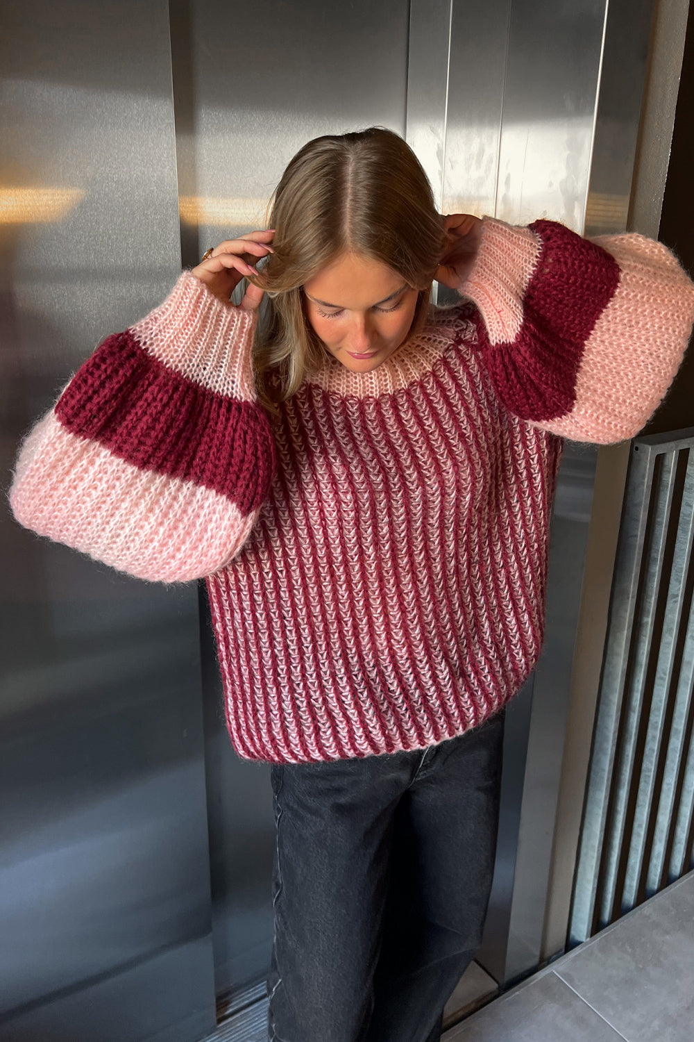 Noellas Liana Knit Sweater Rust Blush Combo. Køb Striktrøjer hos www.noellafashion.dk