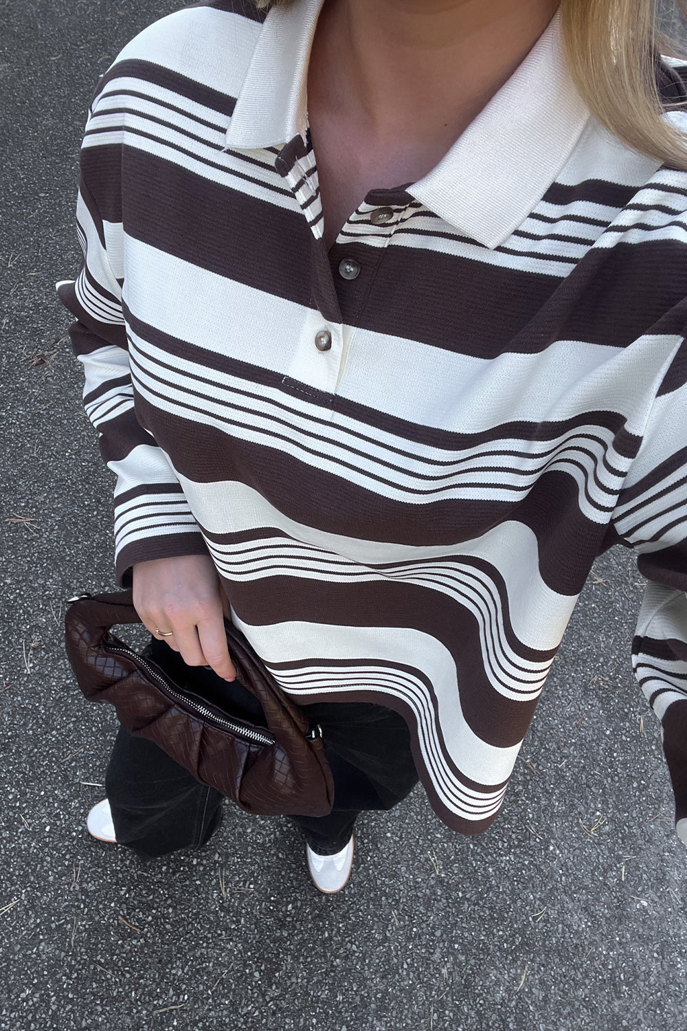 Noellas Lynlee Polo Brown Offwhite Stripe Cropped. Køb T-shirts / Toppe hos www.noellafashion.dk