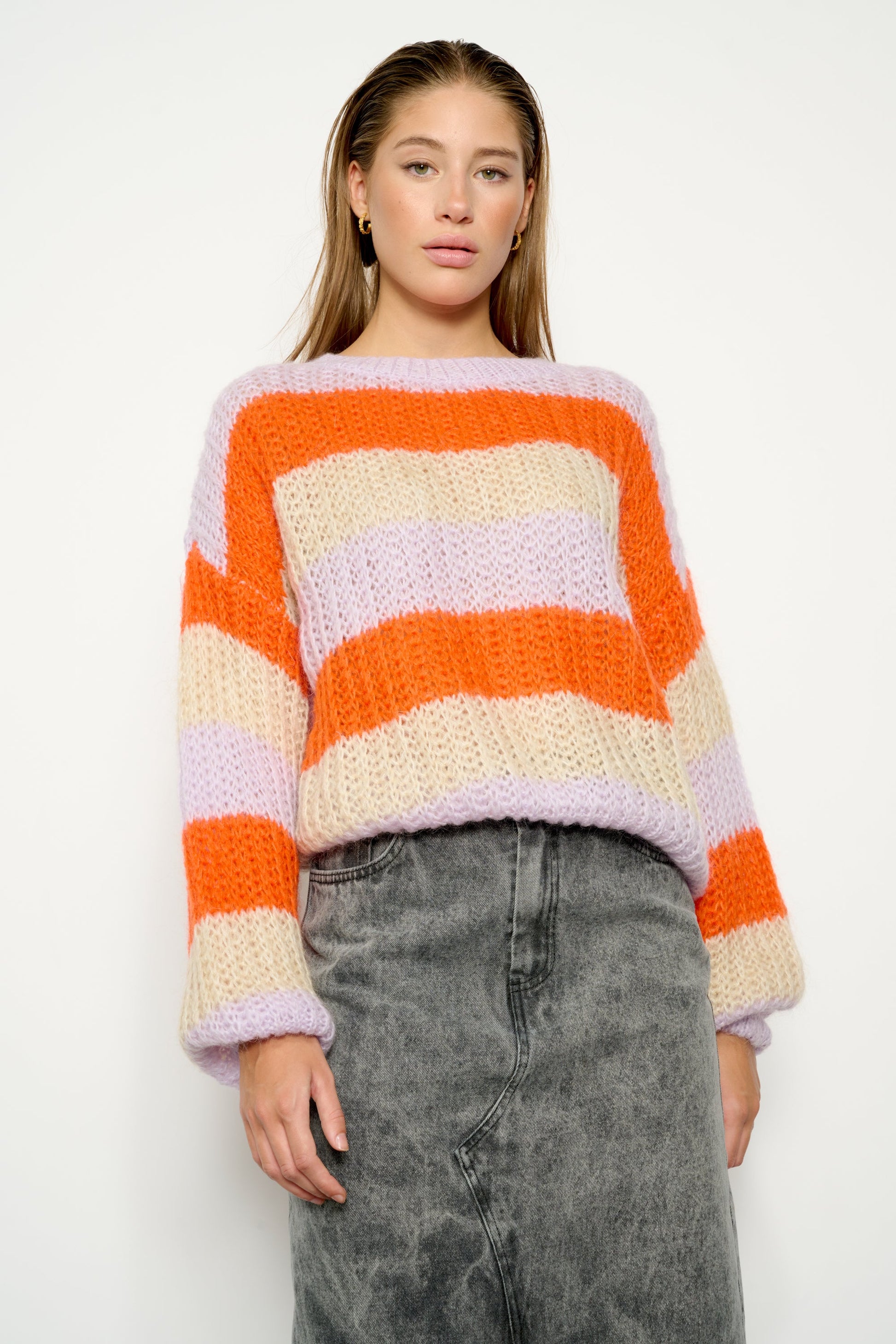 Noellas Cecilia Aischa Orange Stripe. Køb Striktrøjer hos www.noellafashion.dk