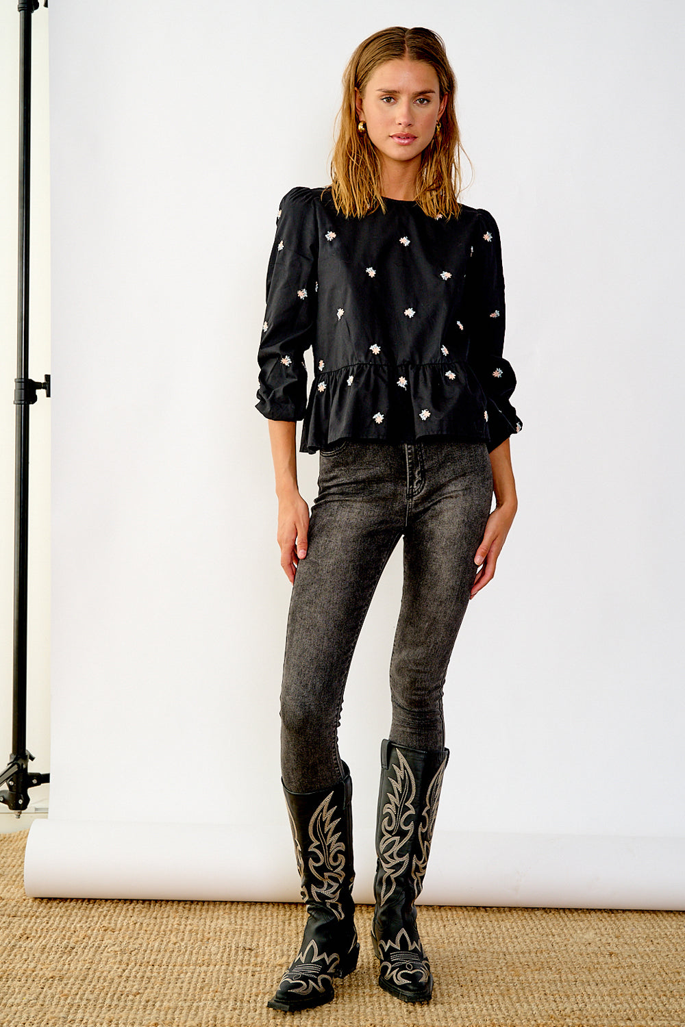 Noellas Rosalie Blouse Black Embroidery. Køb Bluser hos www.noellafashion.dk