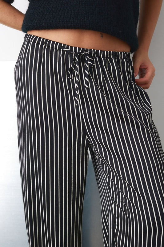 Noellas Samira Pants Taya Black Stripe. Køb Bukser hos www.noellafashion.dk