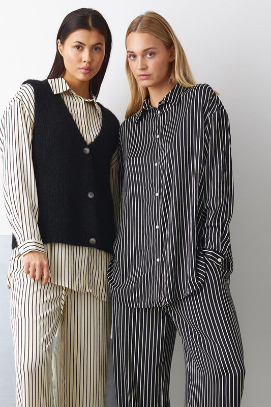 Noellas Suri Shirt Taya Black Stripe. Køb Skjorter hos www.noellafashion.dk
