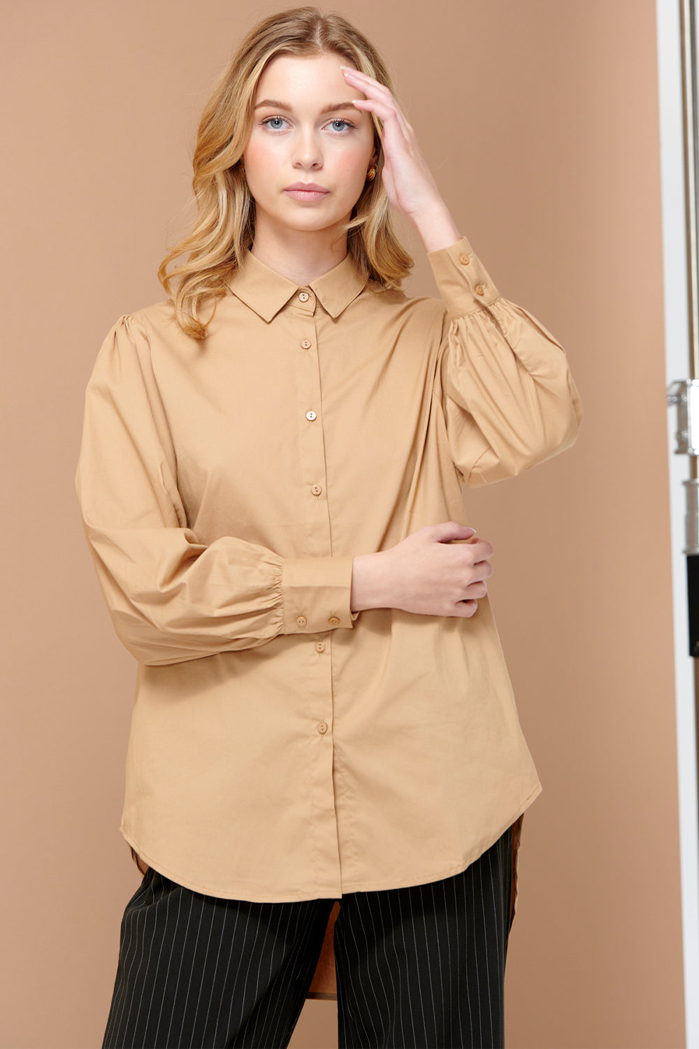 Noellas Tate Shirt Cotton Poplin Camel. Køb Skjorter hos www.noellafashion.dk